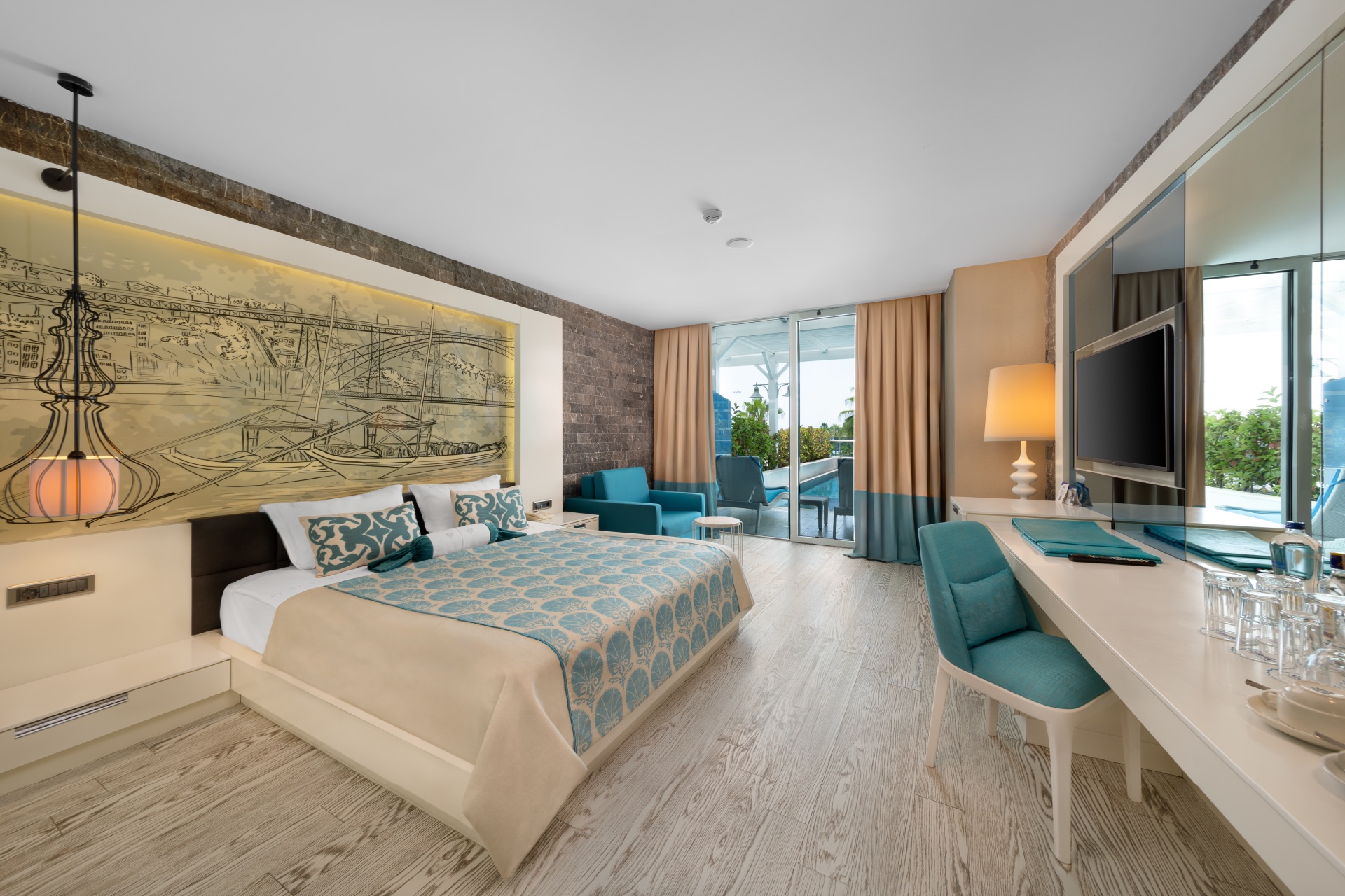 Deluxe Sueno Suit Swim Up